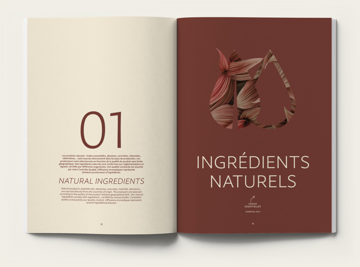 Un magazine ouvert présente Conception d'identité visuelle : la page de gauche comporte un texte avec un "01" en gras, tandis que la page de droite présente un fond sombre, des découpes de feuilles et de gouttes d'eau, et la mention "Ingrédients naturels" au-dessus d'un petit logo.