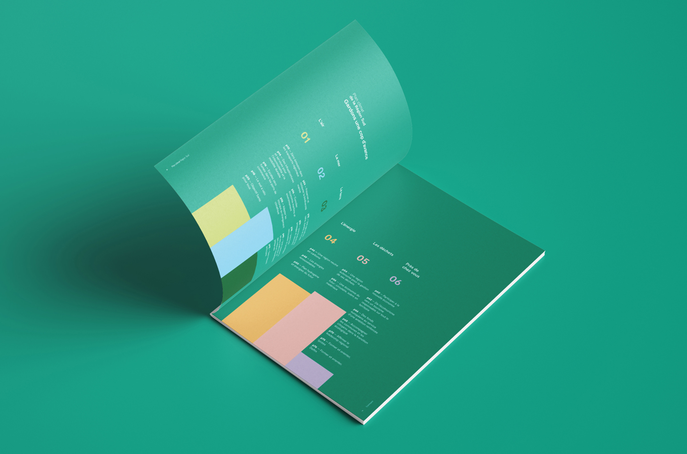 Un livret ouvert sur une surface verte présente des graphiques à barres colorés et du texte blanc sur des pages vertes, avec une mise en page propre et moderne. Le rapport d'activité est organisé par numéros avec des surlignages de couleur pastel pour une séparation claire des sections.