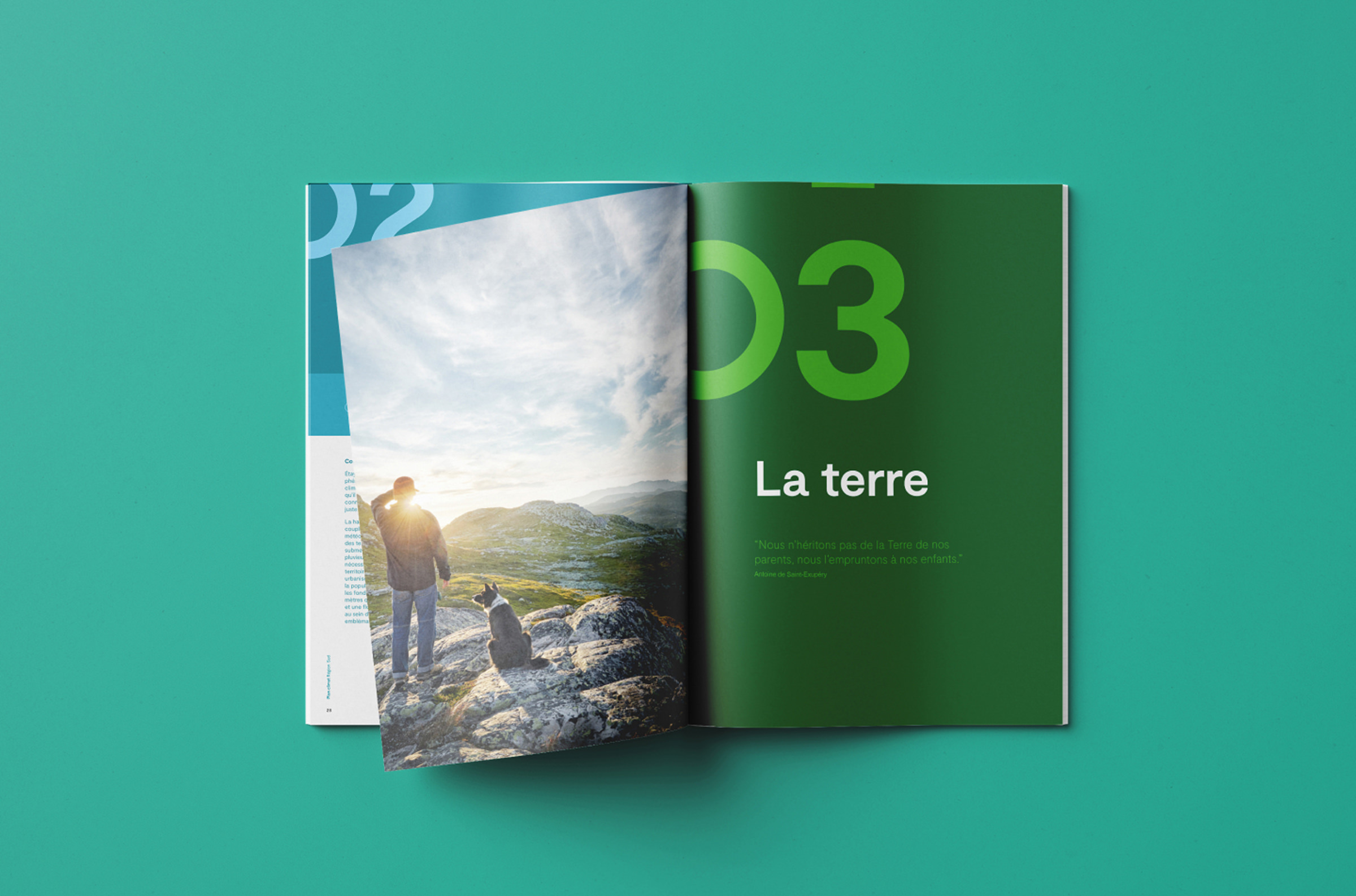 Un magazine ouvert sur une surface sarcelle présente la photo d'une personne et d'un chien surplombant un paysage pittoresque sur la page de gauche et "03 La terre" en gros caractères sur la page de droite, dans le cadre d'une activité de rapport engageante.
