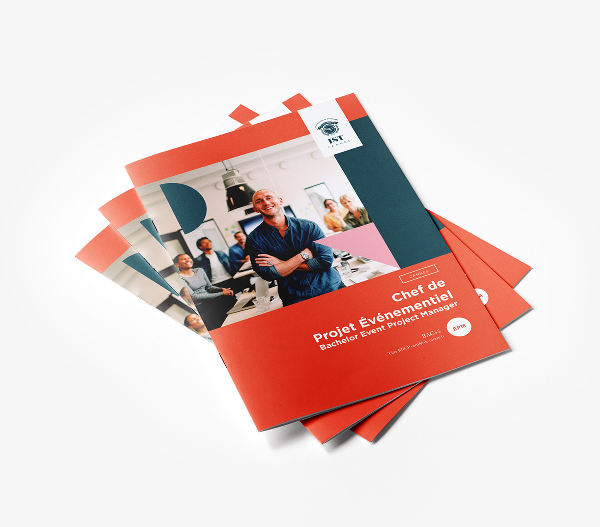 Quatre brochures rouges et blanches sont empilées, la plus haute représentant une personne souriante dans un bureau moderne, entourée de collègues. Le texte met en évidence "Chef de Projet Événementiel Bachelor Event Project Manager" et une forte identité graphique.