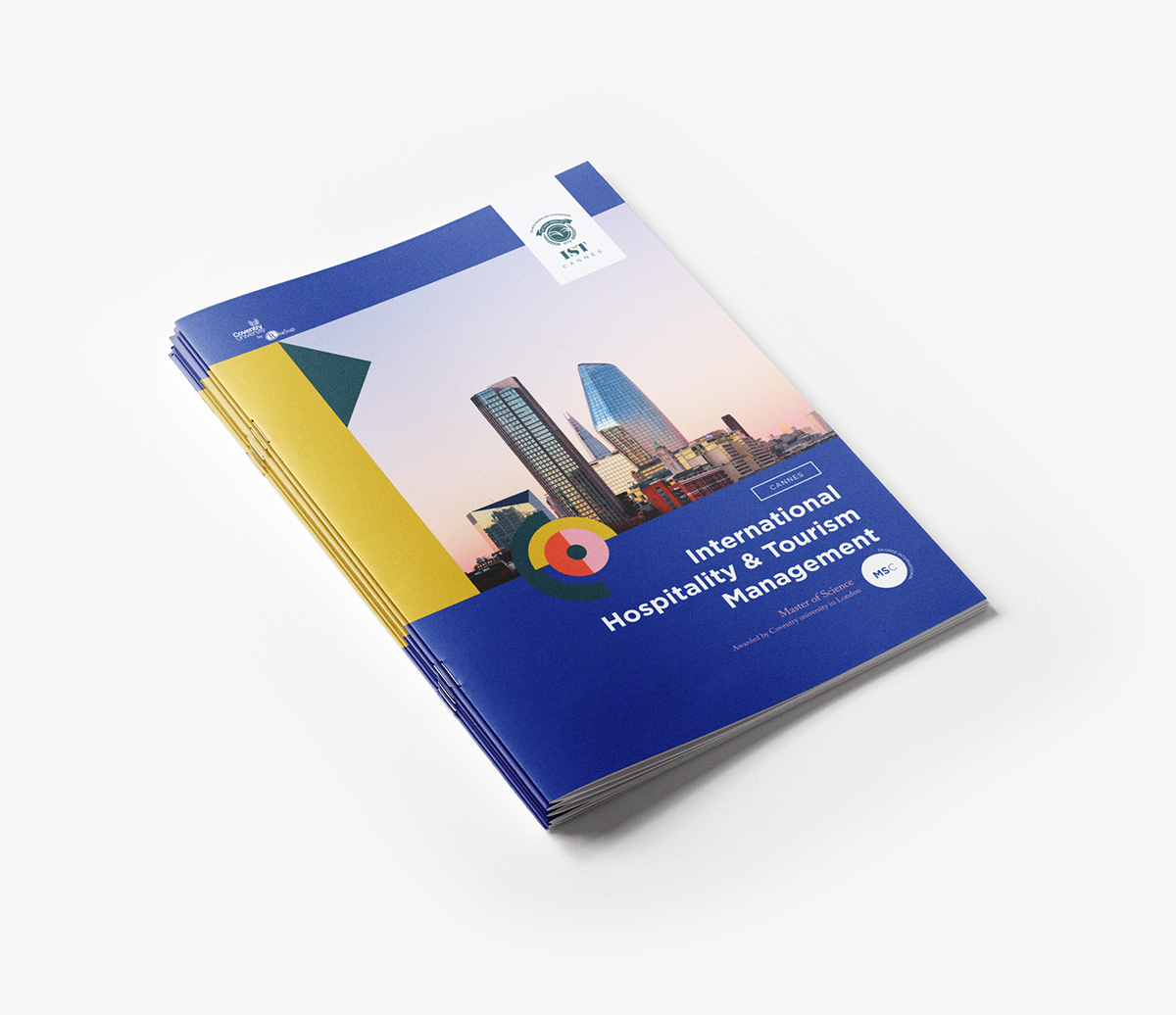Une pile de brochures intitulées "International Hospitality & Tourism Management", présentant une identité graphique frappante avec des gratte-ciel de villes modernes et des formes géométriques sur une couverture bleue et jaune, présentée sur un fond blanc.