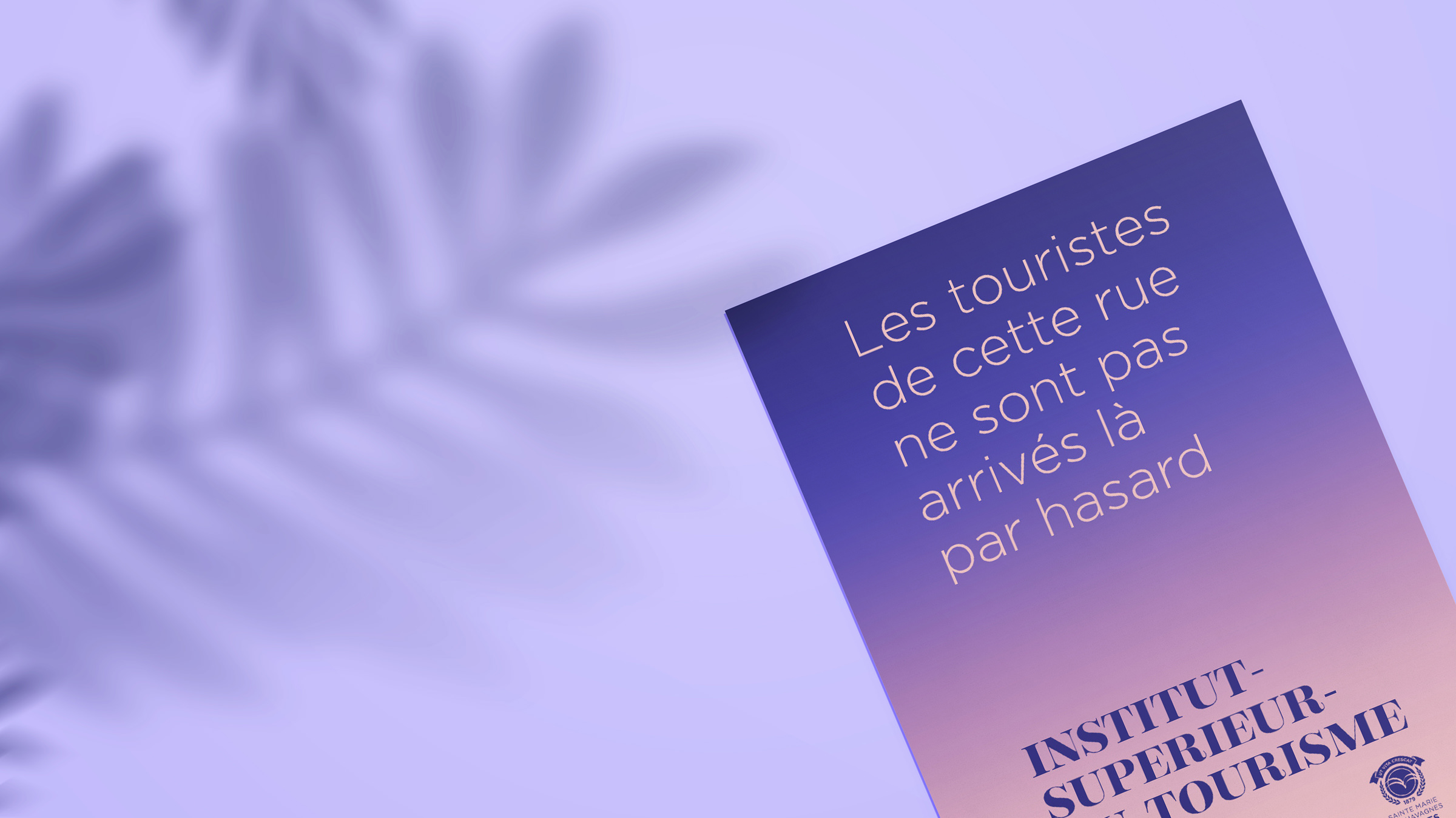 Une affiche promotionnelle sur fond dégradé violet présente son identité graphique et indique en français : "Les touristes de cette rue ne sont pas arrivés là par hasard" et "INSTITUT-SUPERIEUR-TOURISME". Des ombres de feuilles apparaissent sur la gauche.