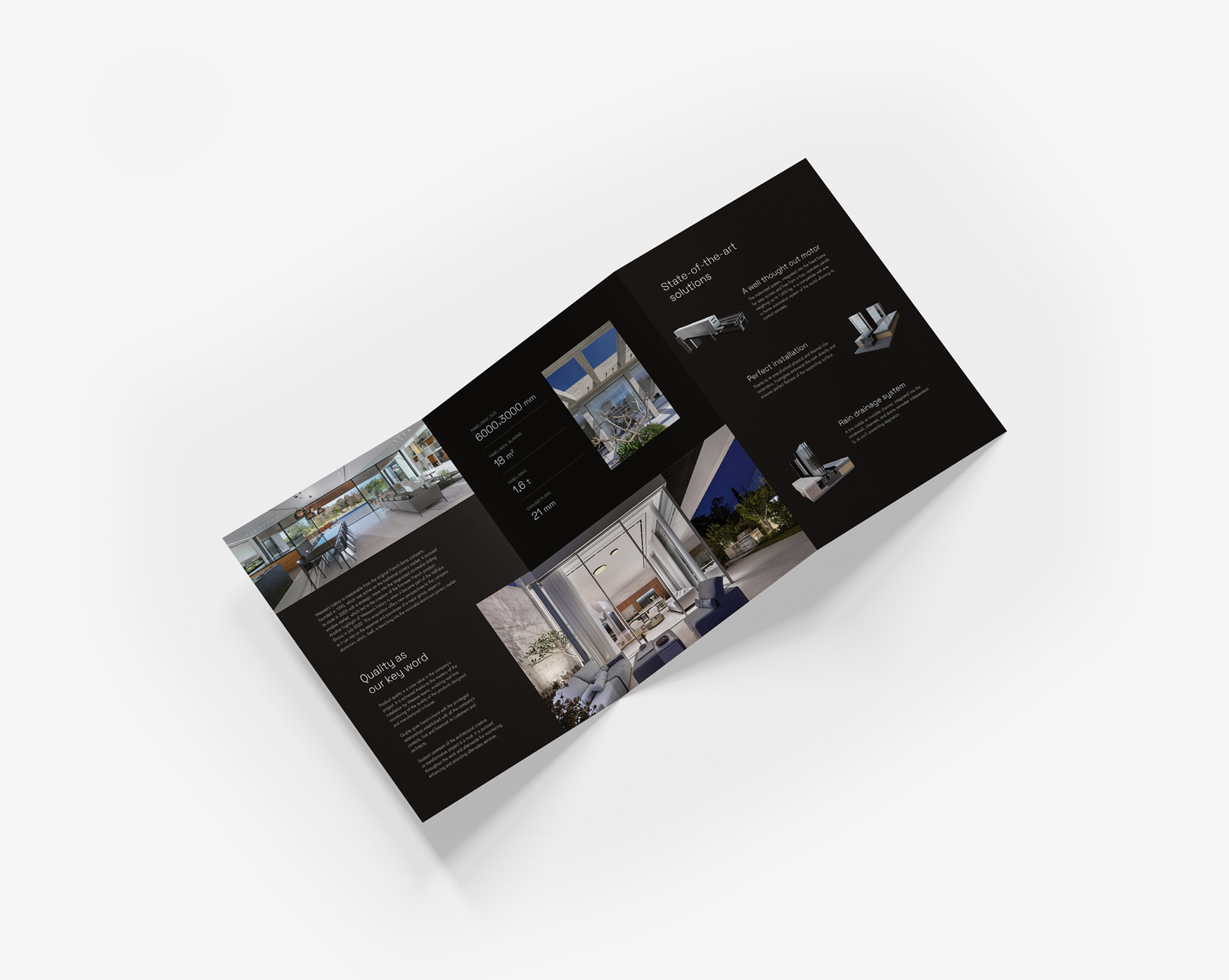 Une brochure noire à trois volets, ouverte sur une surface blanche, présentant des images d'intérieurs et d'extérieurs modernes, avec un texte blanc et des icônes décrivant les détails de la propriété et les équipements d'une Agence de communication BTP.