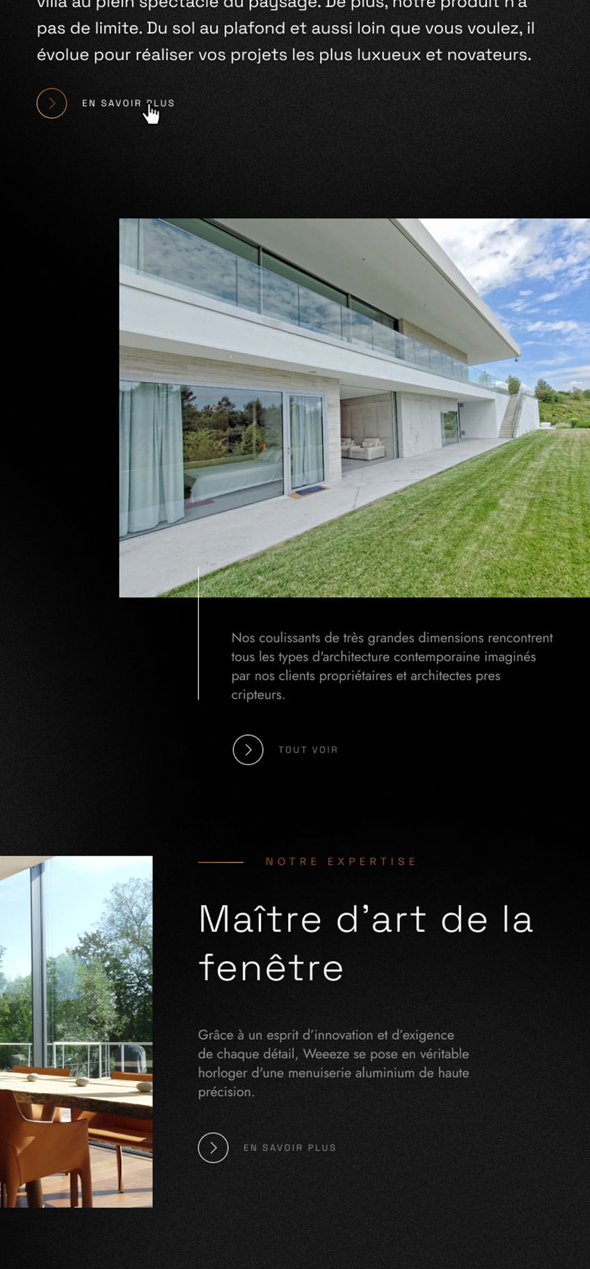 Une maison moderne et élégante avec de grandes baies vitrées, située dans un paysage verdoyant. Des vues intérieures et extérieures élégantes mettent en valeur l'architecture contemporaine, le design minimaliste des fenêtres et l'expertise de l'Agence de communication BTP grâce à la superposition de textes en français.
