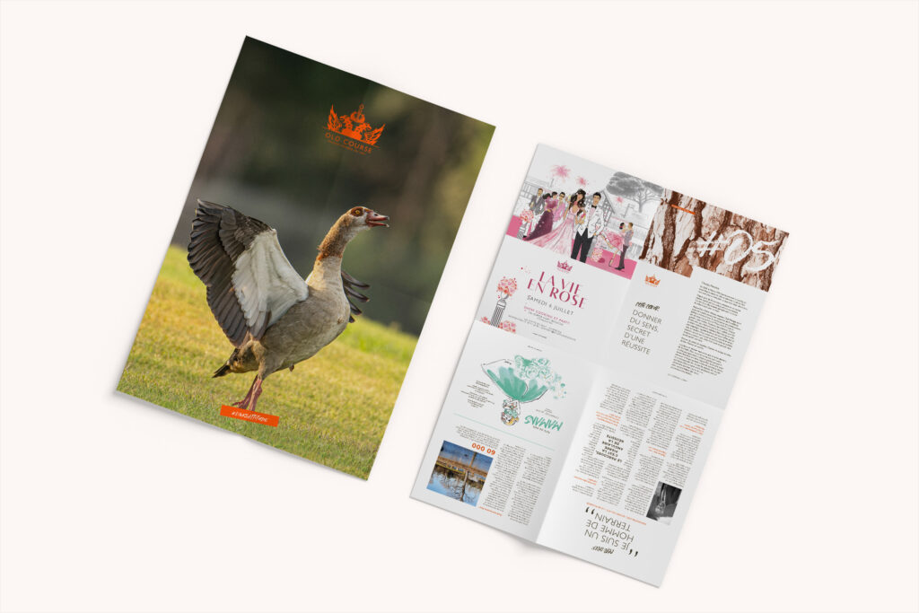 Un magazine ouvert présente des articles et des images colorées à côté de sa couverture, qui représente une oie debout sur l'herbe, les ailes partiellement relevées, avec un logo en forme de couronne orange au-dessus de sa tête, soulignant l'image de marque de la publication.