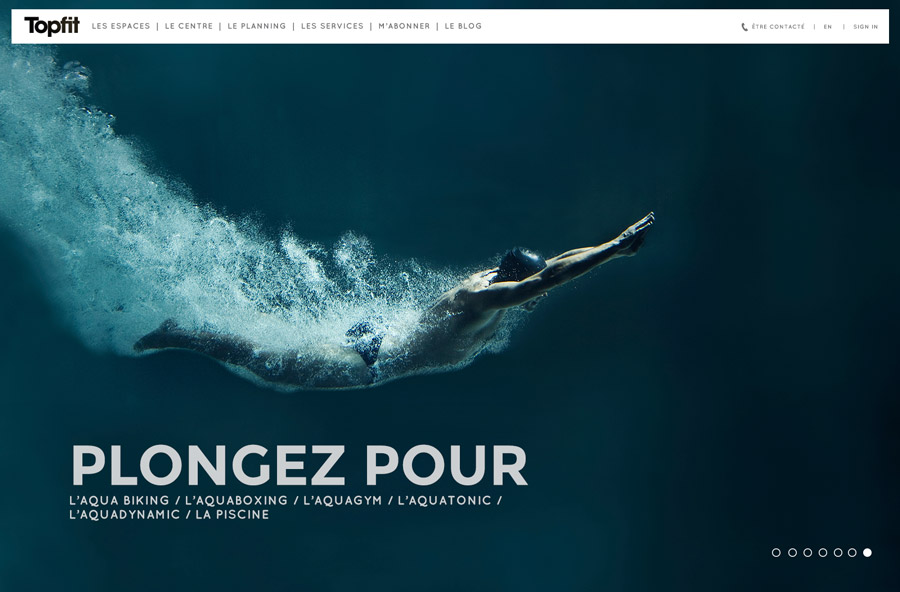 Un nageur plonge sous l'eau dans une piscine bleue, créant des bulles et des ondulations. L'image porte la mention "PLONGEZ POUR", énumère les activités aquatiques en français et utilise un marquage bleu foncé pour mettre en évidence le mouvement du nageur.