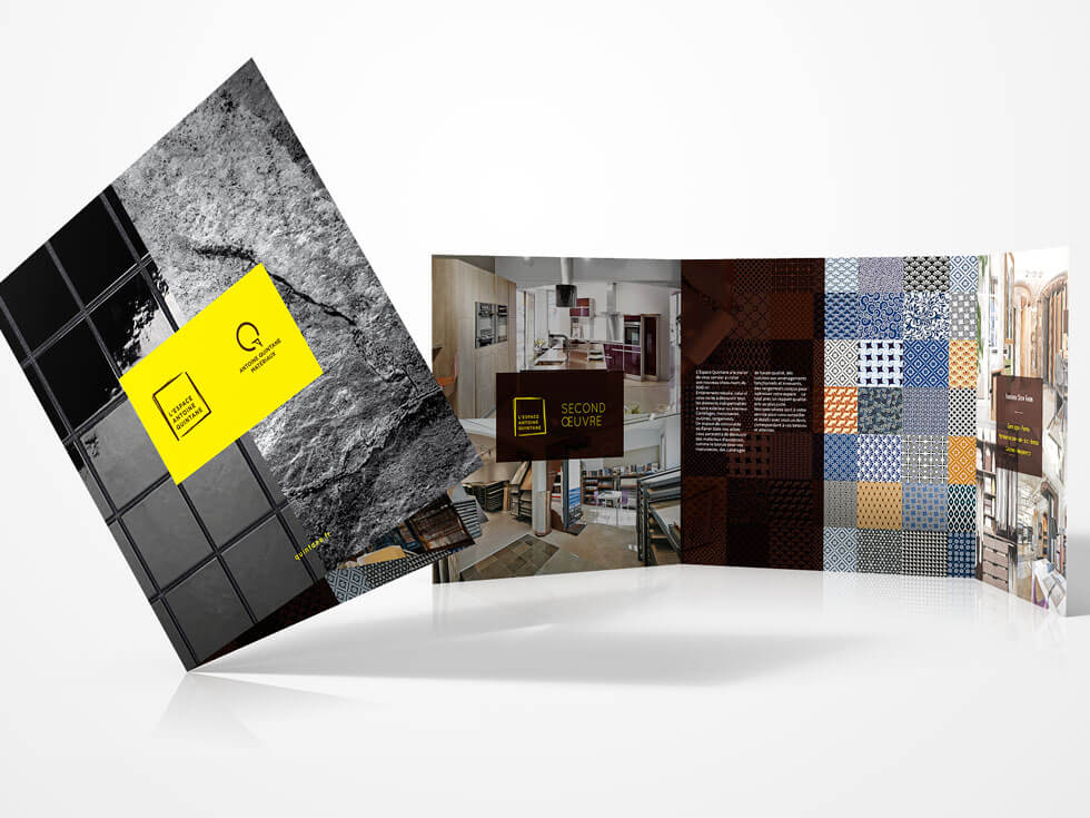 Une brochure moderne à plusieurs volets est ouverte, présentant des textures de pierre, des photos d'architecture, des motifs géométriques et des surfaces carrelées, avec des accents jaunes audacieux et des éléments de conception graphique épurés sur un fond blanc - idéal pour s'inspirer d'un logo de création.