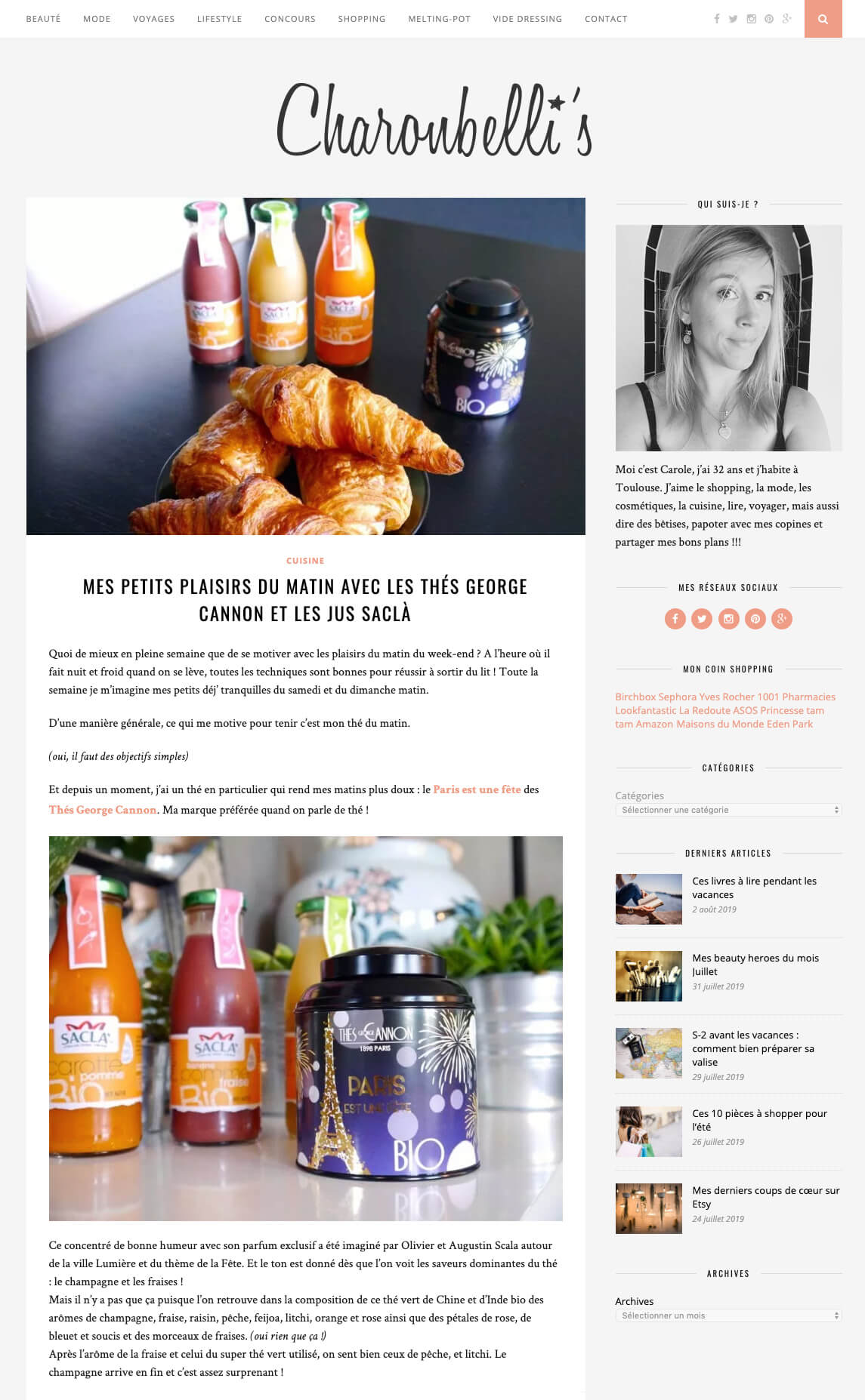 Une page de blog présentant des croissants, une tasse de thé et divers pots de miel sur une table, au-dessus d'un article français sur les plaisirs du petit-déjeuner avec des thés George Cannon et des jus Sacla - mettant en évidence la stratégie d'influence de l'auteur dans la culture alimentaire.