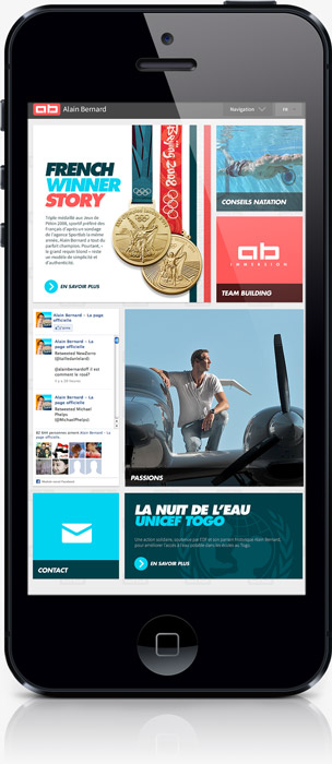 Un smartphone affichant une création de site web comprenant des sections sur les exploits sportifs, le travail d'équipe et "La Nuit de l'Eau", avec des images de médailles, d'un nageur et des blocs de texte colorés pour une expérience visuelle attrayante.