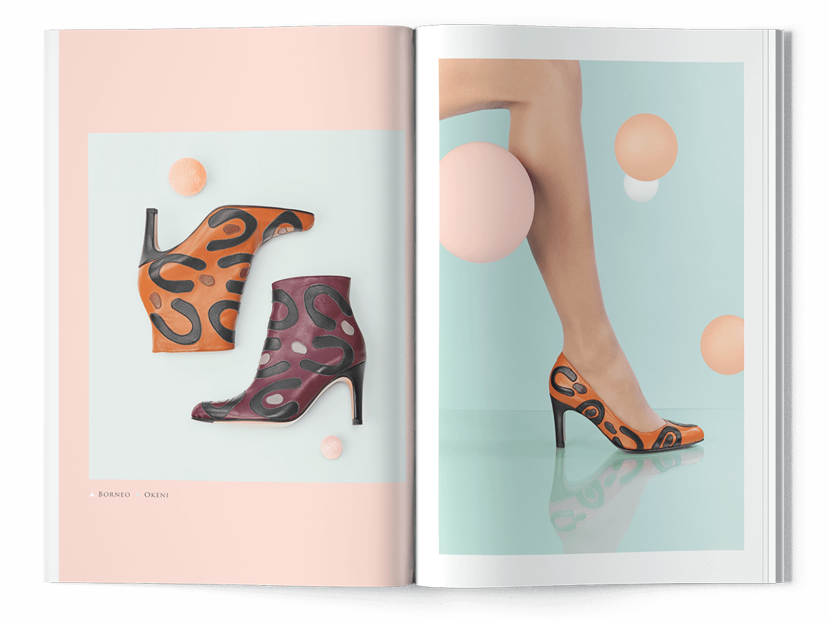 Une édition ouverte d'un magazine de mode présente deux pages avec des chaussures à talons hauts aux motifs abstraits et ondulés. Une page montre deux chaussures sur un fond pastel ; l'autre présente un mannequin portant des talons à motifs orange parmi des sphères flottantes.