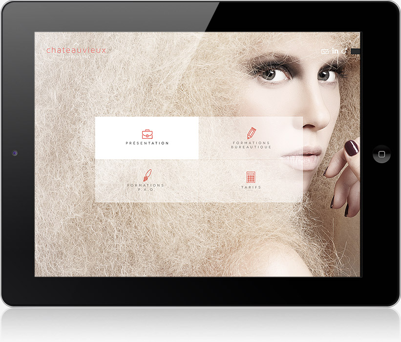 Une tablette affichant un site web d'une agence digitale à Nice, présentant un gros plan d'une femme aux cheveux blonds volumineux et texturés et au maquillage spectaculaire, ainsi que des boutons de navigation pour la présentation, les options de formation et les tarifs.