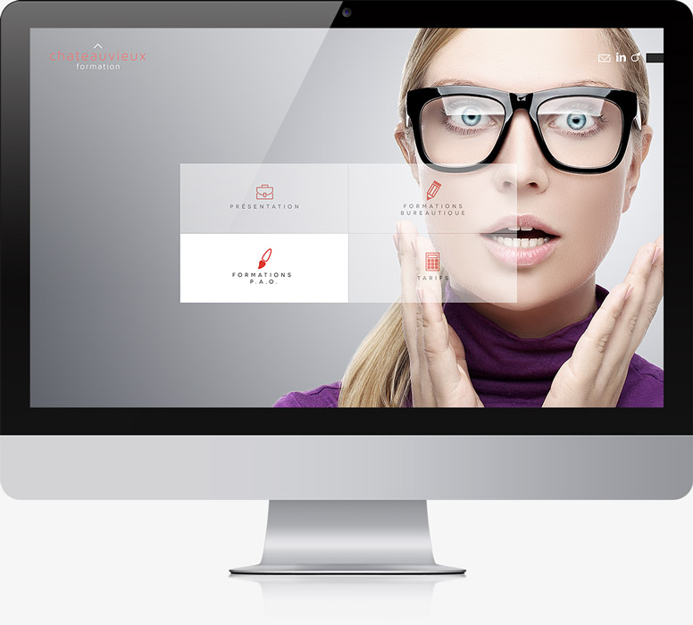 Un écran d'ordinateur affiche le site web d'une agence digitale à Nice, avec une femme surprise avec des lunettes à droite et un menu de navigation avec quatre options à gauche de l'écran.