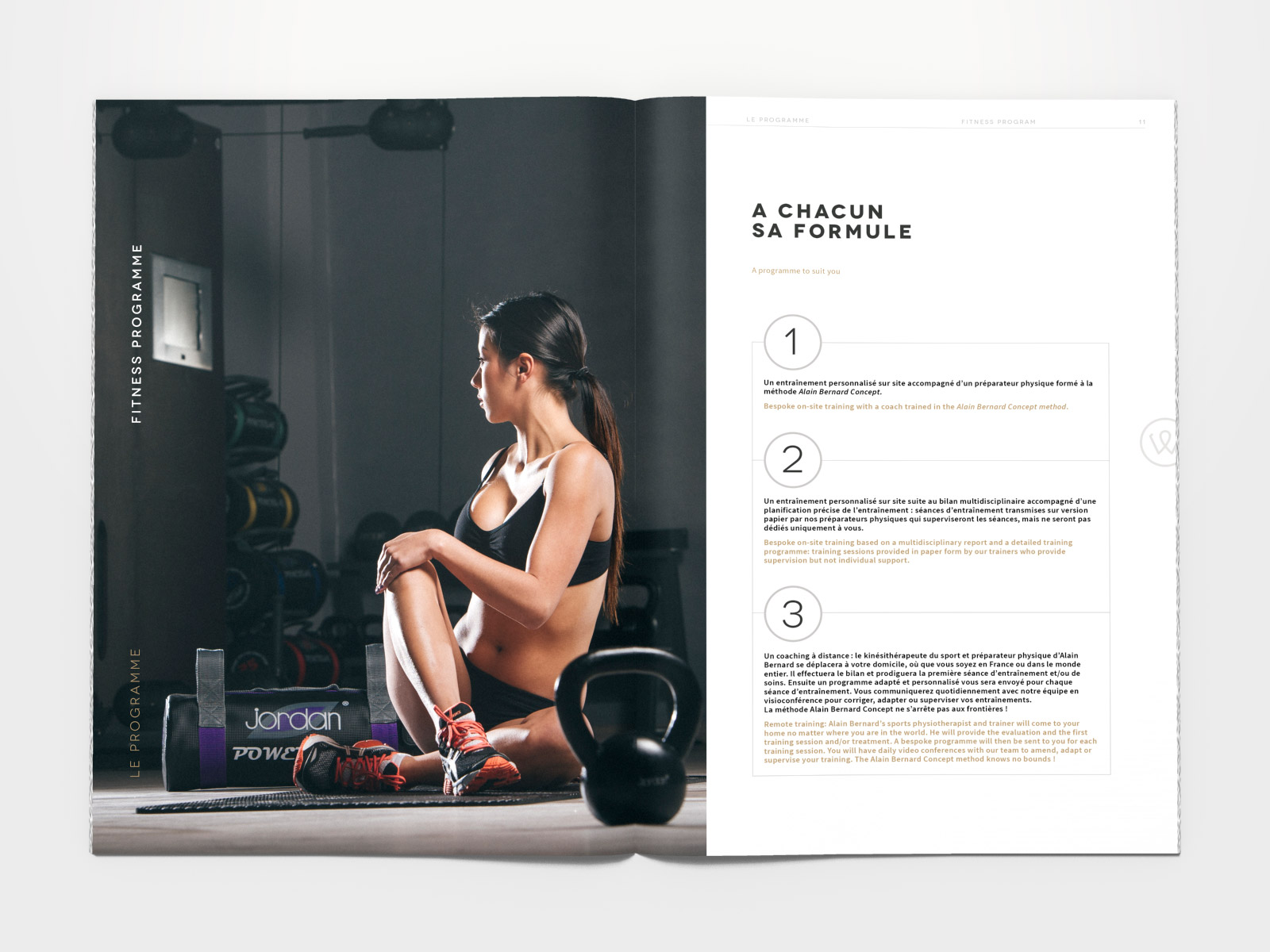 Une femme en tenue de sport est assise sur le sol d'un gymnase, entourée d'équipements d'entraînement, dont une kettlebell et une bouteille d'eau, à côté d'une page ouverte contenant des informations sur un programme de remise en forme et des sections numérotées en français à propos de la création charte graphique et logo.
