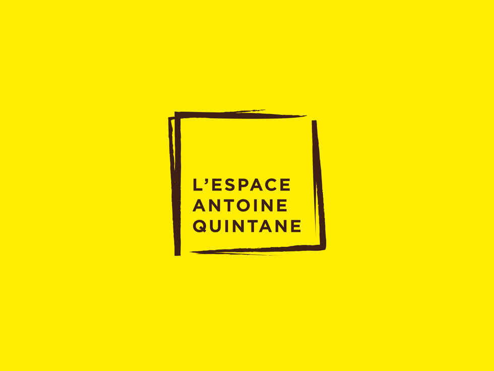 Fond jaune avec un carré noir grossièrement dessiné à la main, reflétant un style unique de logo de création. À l'intérieur du carré, un texte noir en gras indique "L'ESPACE ANTOINE QUINTANE.