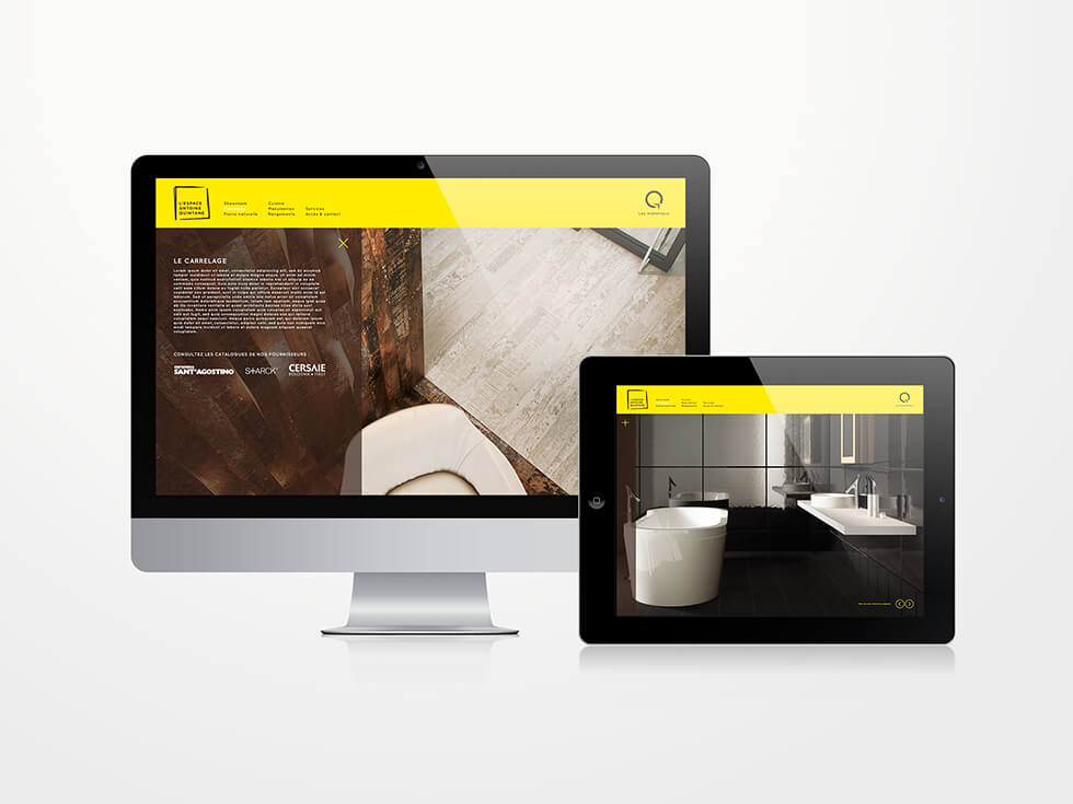 Un ordinateur de bureau et une tablette affichent un site web moderne de conception de salles de bains avec un en-tête jaune, présentant des images d'une baignoire et de carreaux de sol sur un fond blanc, ainsi que des options de création de services de logo.