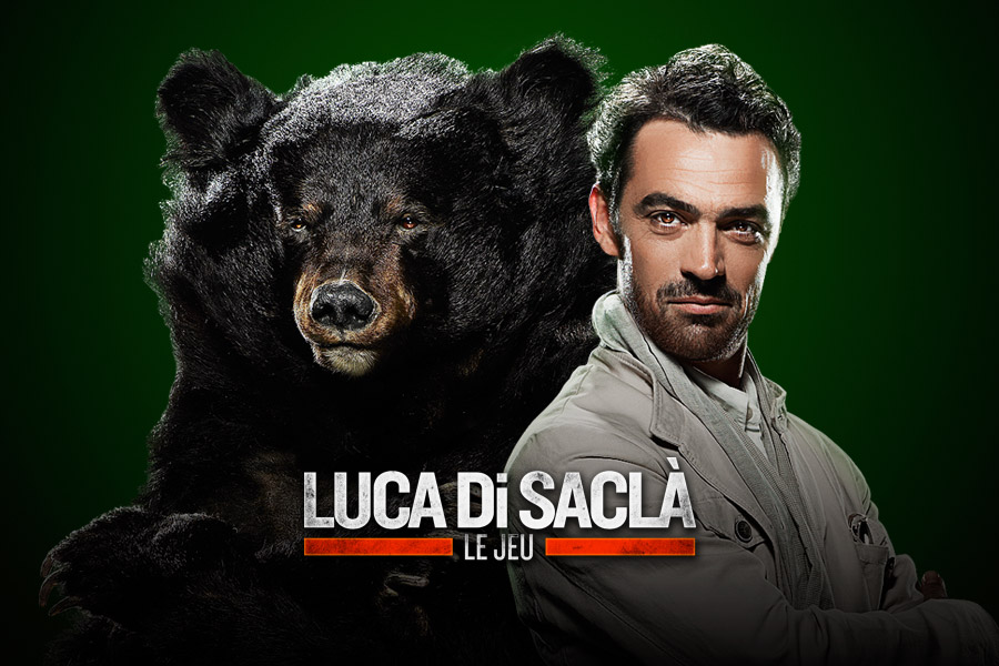 Un ours noir et un homme aux cheveux et à la barbe foncés se tiennent côte à côte sur un fond vert, capturant un moment de marketing viral. Le texte "LUCA DI SACLÀ LE JEU" est affiché au bas de l'image.