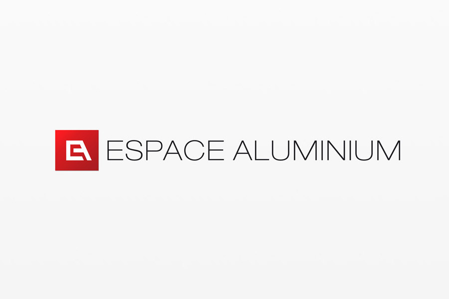 Logo pour Espace Aluminium avec un carré rouge contenant un "EA" blanc stylisé sur la gauche, et les mots "ESPACE ALUMINIUM" en lettres majuscules modernes noires sur fond blanc, idéal pour une création charte graphique professionnelle.