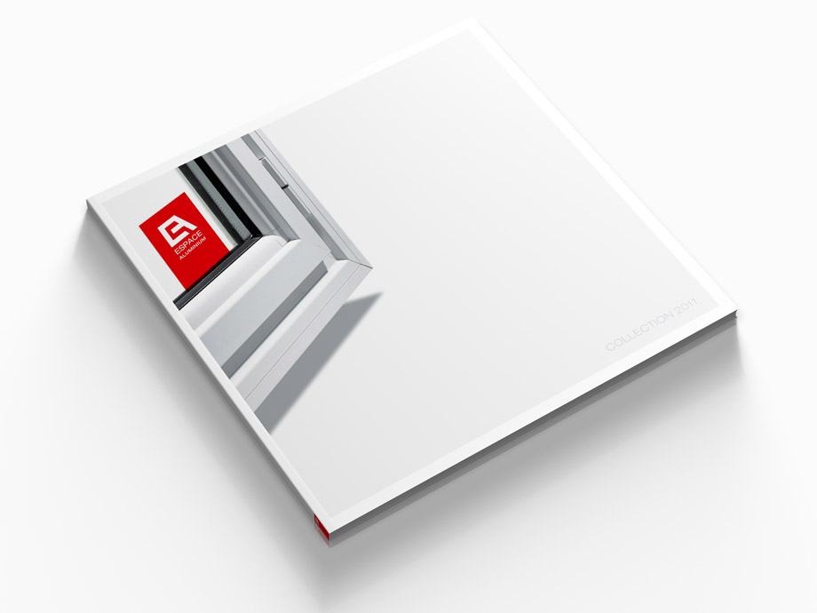 Un catalogue blanc et carré, dont la couverture minimaliste reflète une charte graphique de création raffinée, avec un logo rouge dans le coin supérieur gauche, une photo d'un escalier blanc moderne et la mention "COLLECTION 2011" subtilement inscrite dans le coin inférieur droit.