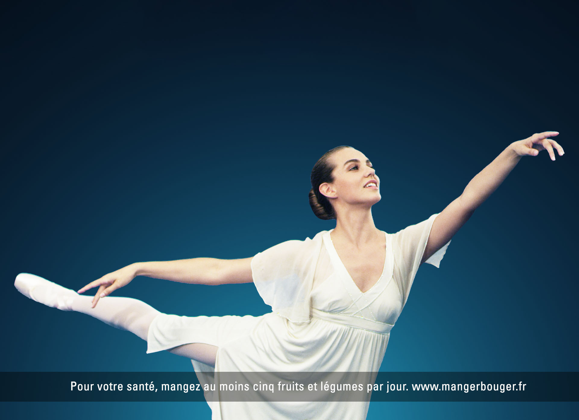 Une ballerine en robe blanche exécute une arabesque sur un fond bleu. En bas, un message sanitaire français encourage à manger au moins cinq fruits et légumes par jour.