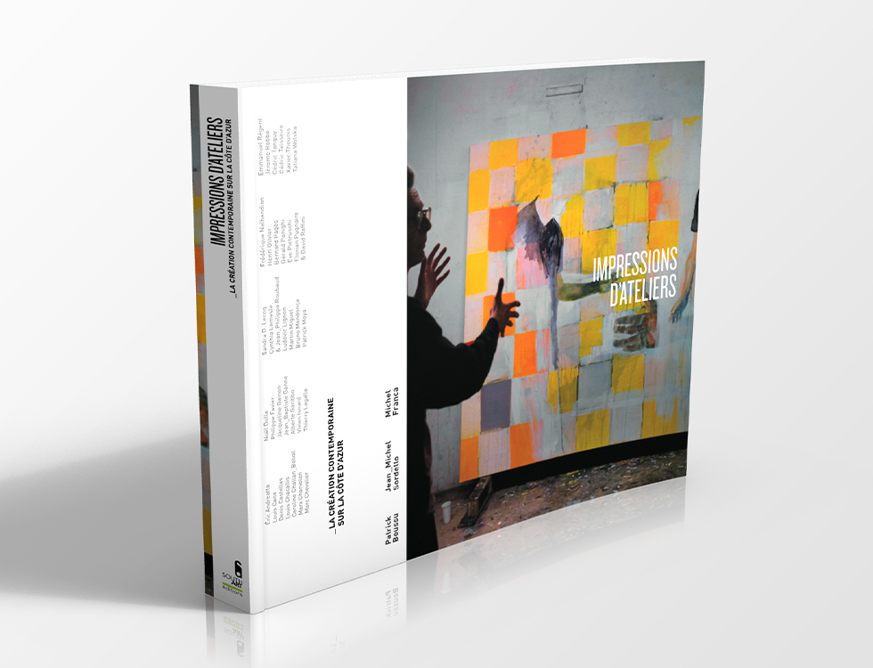 Coffret Édition intitulée "Impressions d'Ateliers", présentant une photo d'une personne faisant un geste vers une œuvre d'art abstraite et colorée sur un mur ; le dos et la liste des titres sont visibles sur le côté gauche.