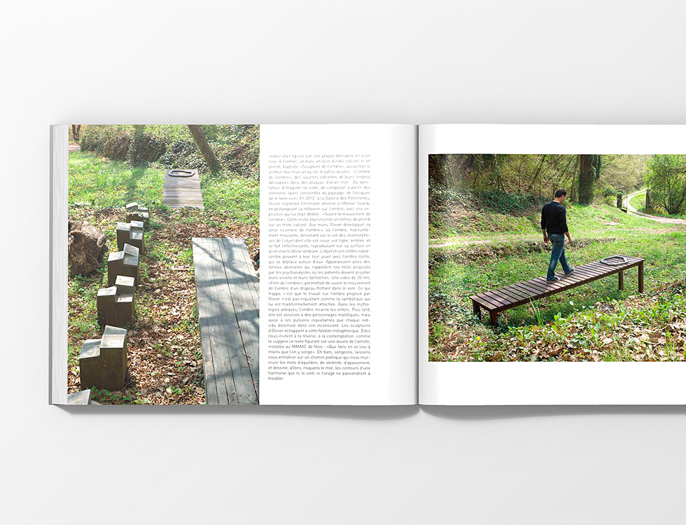 Un livre à édition ouverte présente des photos d'un banc en bois et de blocs de marche dans un cadre extérieur herbeux, avec une personne marchant sur le banc. Le texte est visible sur la page de gauche.