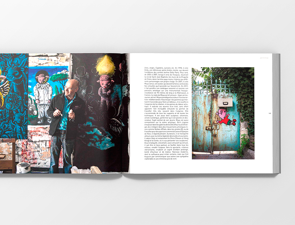 Un livre ouvert d'une édition spéciale présente une photo d'un artiste peignant des personnages colorés sur un mur (page de gauche) et une photo d'un portail vert sur lequel un petit personnage de bande dessinée a été peint à la bombe à côté d'un texte (page de droite).