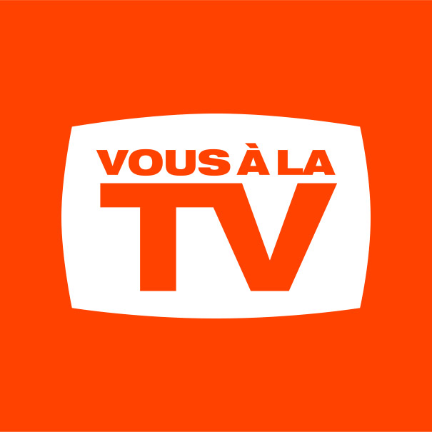 Un écran de télévision blanc sur fond orange avec les mots "VOUS À LA TV" en lettres orange grasses à l'intérieur, représentant les opportunités d'achat espace tv.