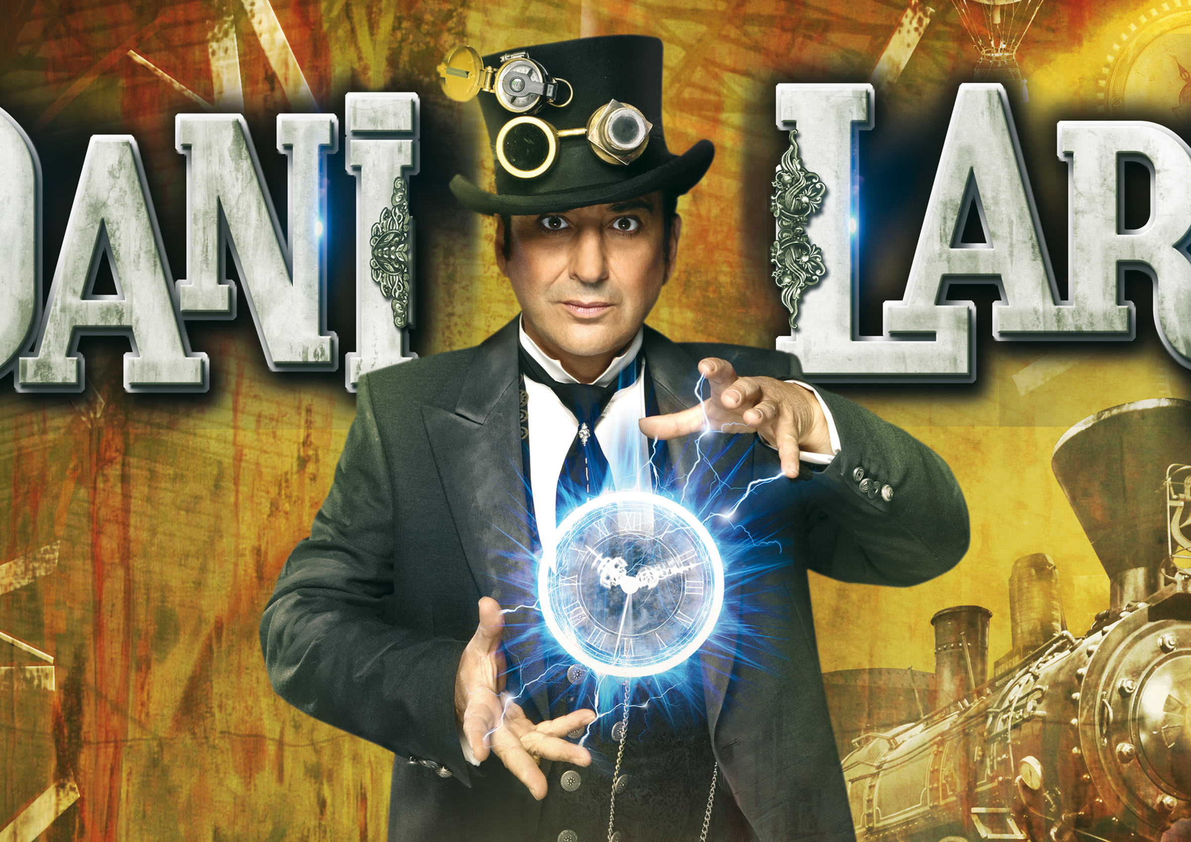 Un homme en tenue steampunk, portant un chapeau haut de forme et des lunettes, se tient devant de grandes lettres stylisées. Il tient un orbe électrique rougeoyant, tandis que des engrenages et un train d'époque remplissent l'arrière-plan jaune du Studio graphique.