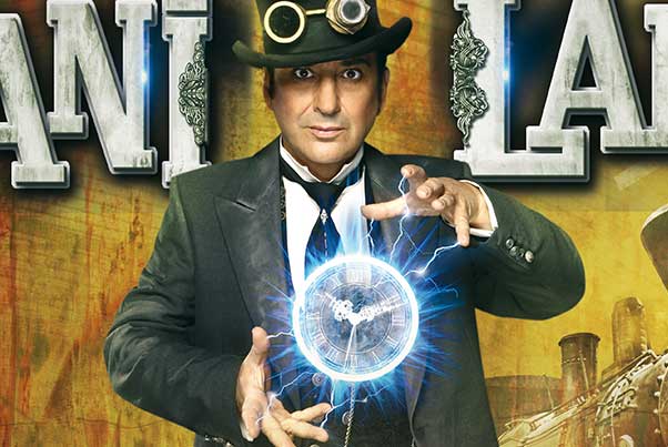 Un homme en tenue steampunk, portant un chapeau et des lunettes, tient devant lui un orbe électrifié et lumineux. La toile de fond du Studio graphique comporte de grandes lettres décoratives et une partie d'un train d'époque.