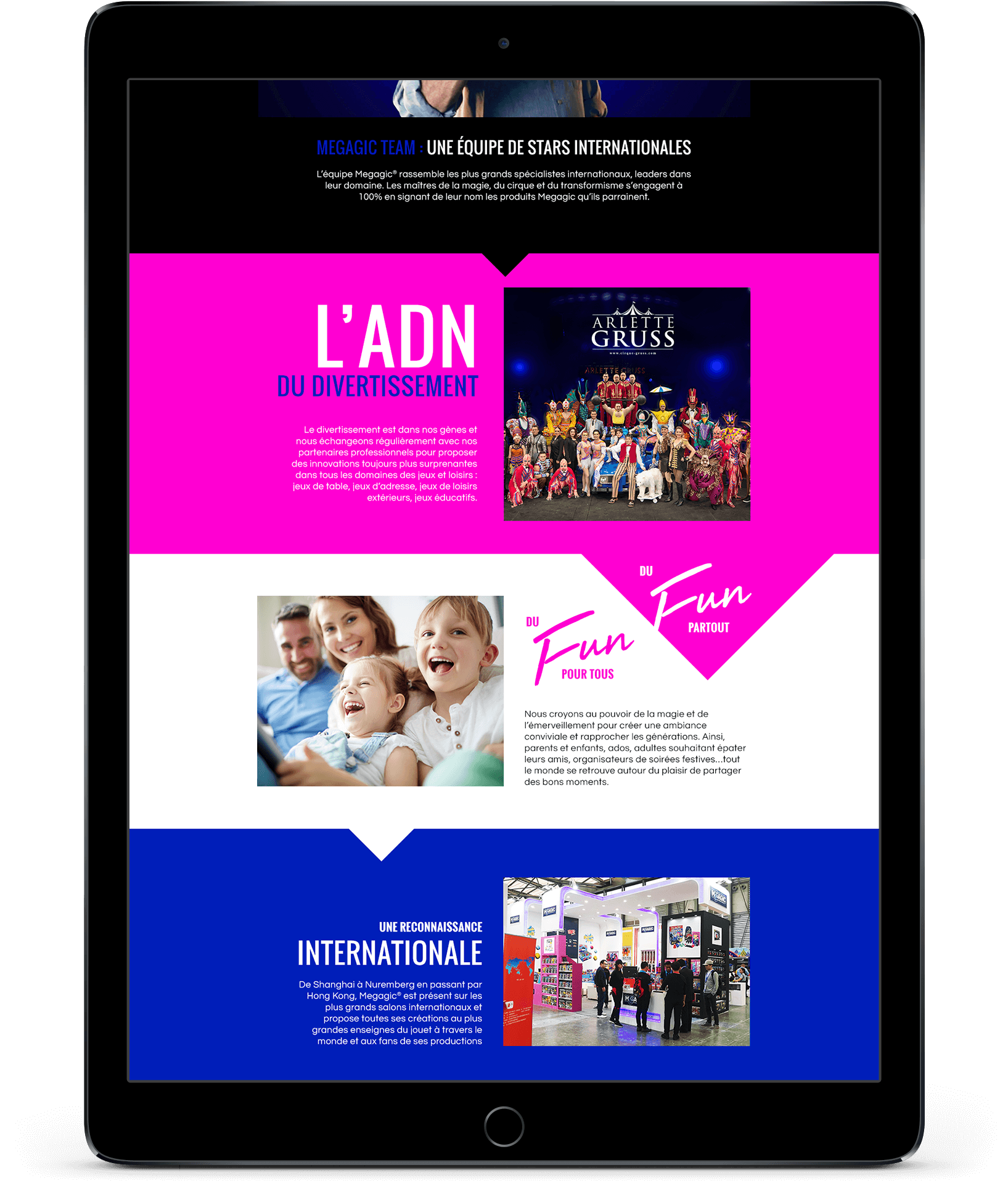 Une tablette affiche une page web colorée du Studio graphique en français sur le divertissement, avec une photo de groupe de cirque, une famille heureuse et un stand d'exposition avec des sections en gras en rose, blanc et bleu.