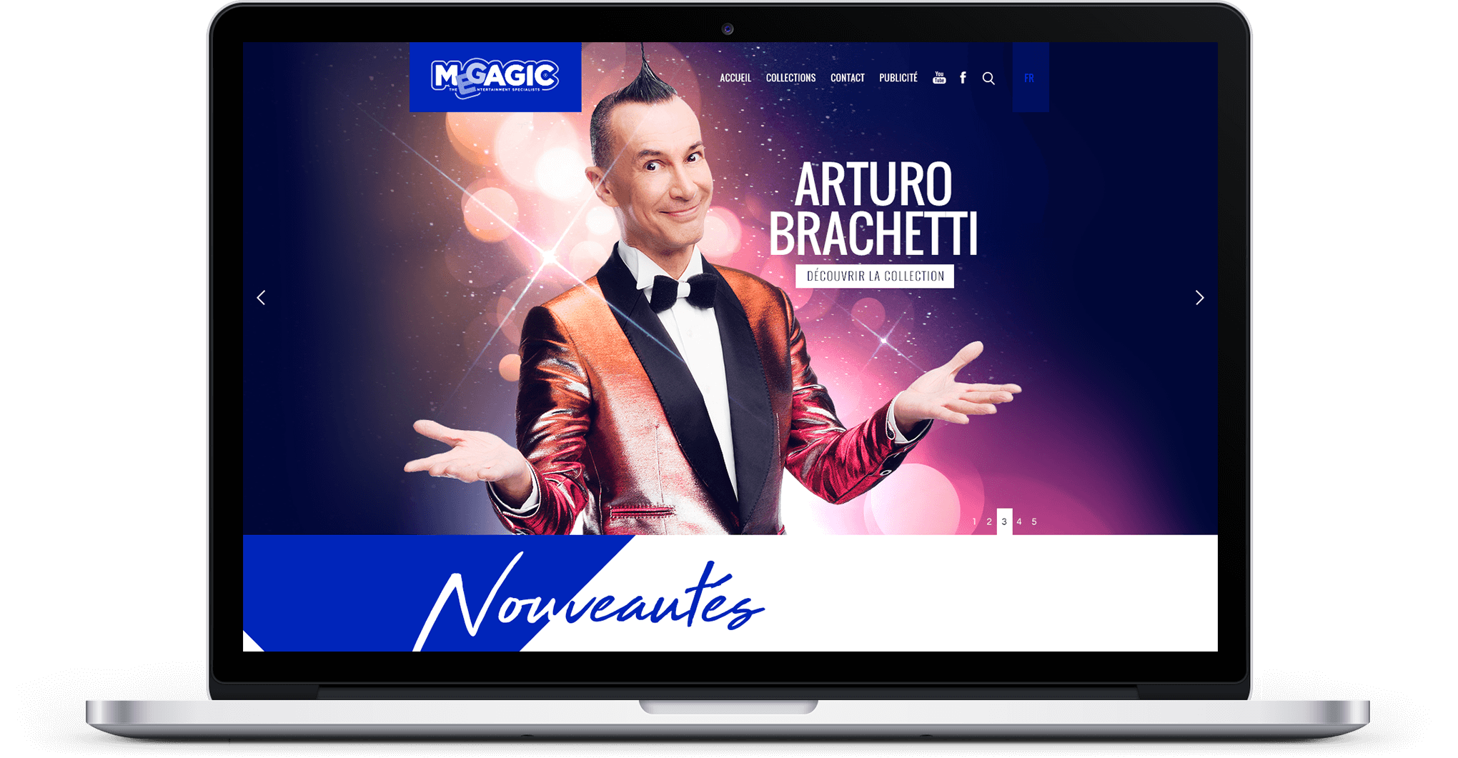 Un ordinateur portable affiche un site web conçu par un studio graphique, où l'on voit un homme souriant dans une veste de smoking orange et noire brillante, avec "ARTURO BRACHETTI" et "Nouveautes" à l'écran sur un fond violet et scintillant.