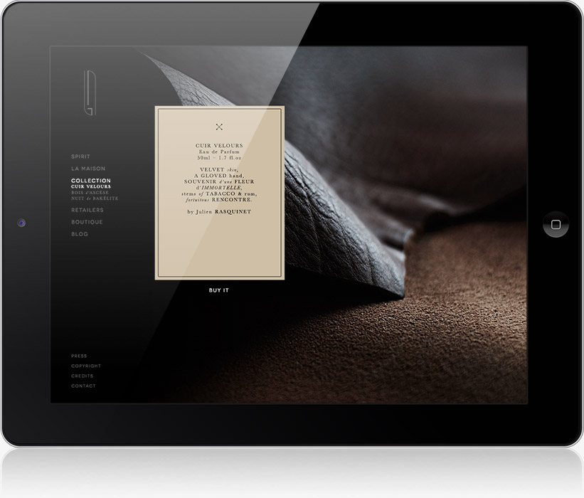 Une tablette montre un site web de luxe créé par une agence de communication digitale à Nice, avec un gros plan de cuir texturé et une carte pop-up centrée avec des détails sur le produit dans un texte élégant. Un bouton "Acheter" se trouve juste en dessous de la description.