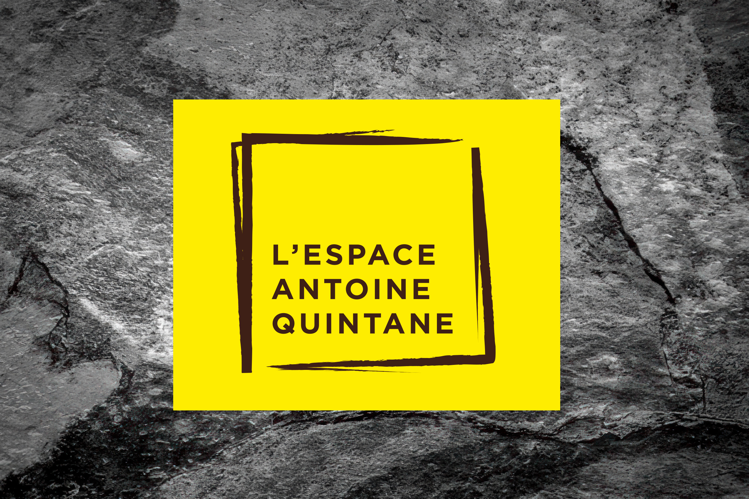 Un carré jaune avec une bordure noire dessinée à la main contient le texte "L'ESPACE ANTOINE QUINTANE" en lettres grasses, sur un fond de pierre grise texturée.