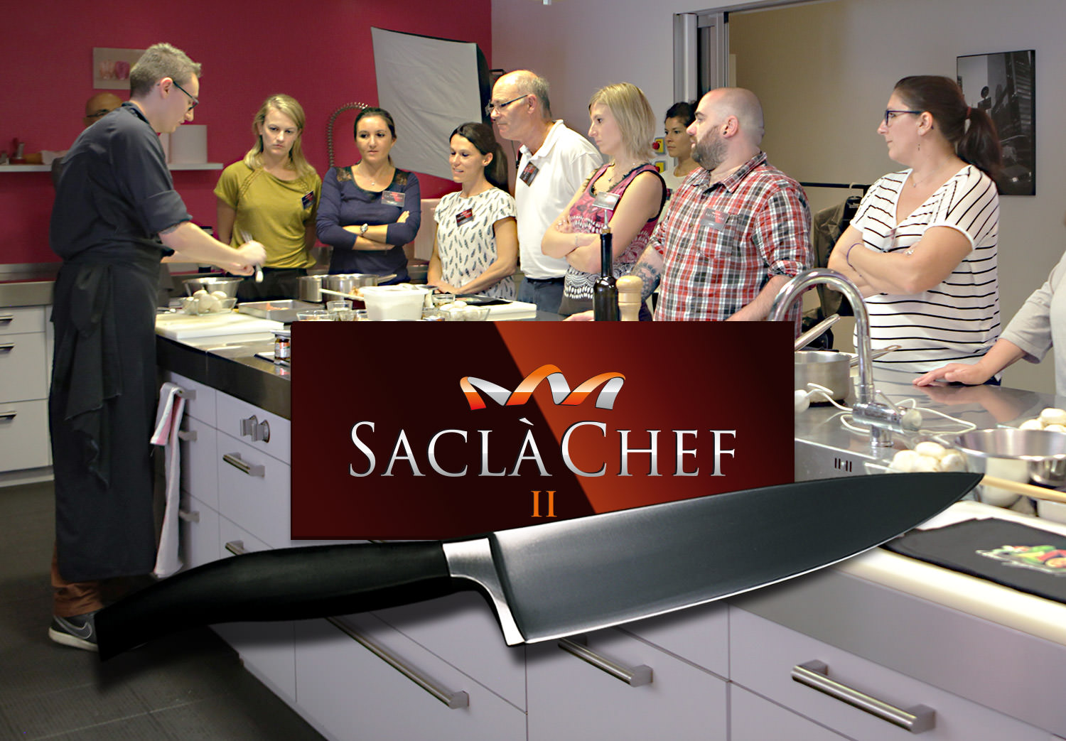 Dans une cuisine moderne, un chef fait une démonstration de cuisine à un groupe d'adultes attentifs, mettant ainsi en valeur l'art du webmarketing. Au premier plan, les mots "Saclà Chef II" et l'image d'un grand couteau de cuisine sont superposés.