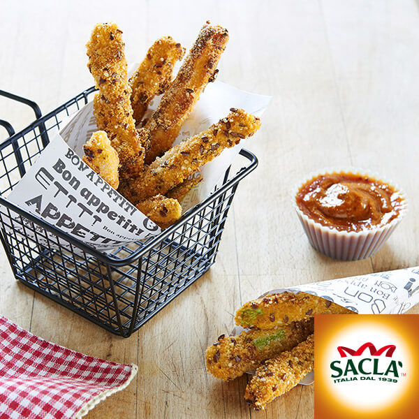 Des frites de courgettes panées et croustillantes dans un panier noir doublé de papier décoratif, accompagnées d'une sauce marinara et d'une serviette à carreaux rouges - parfaites pour être partagées lors de votre prochaine réunion de gestion communautaire. Le logo "SACLA" se trouve dans le coin inférieur droit.
