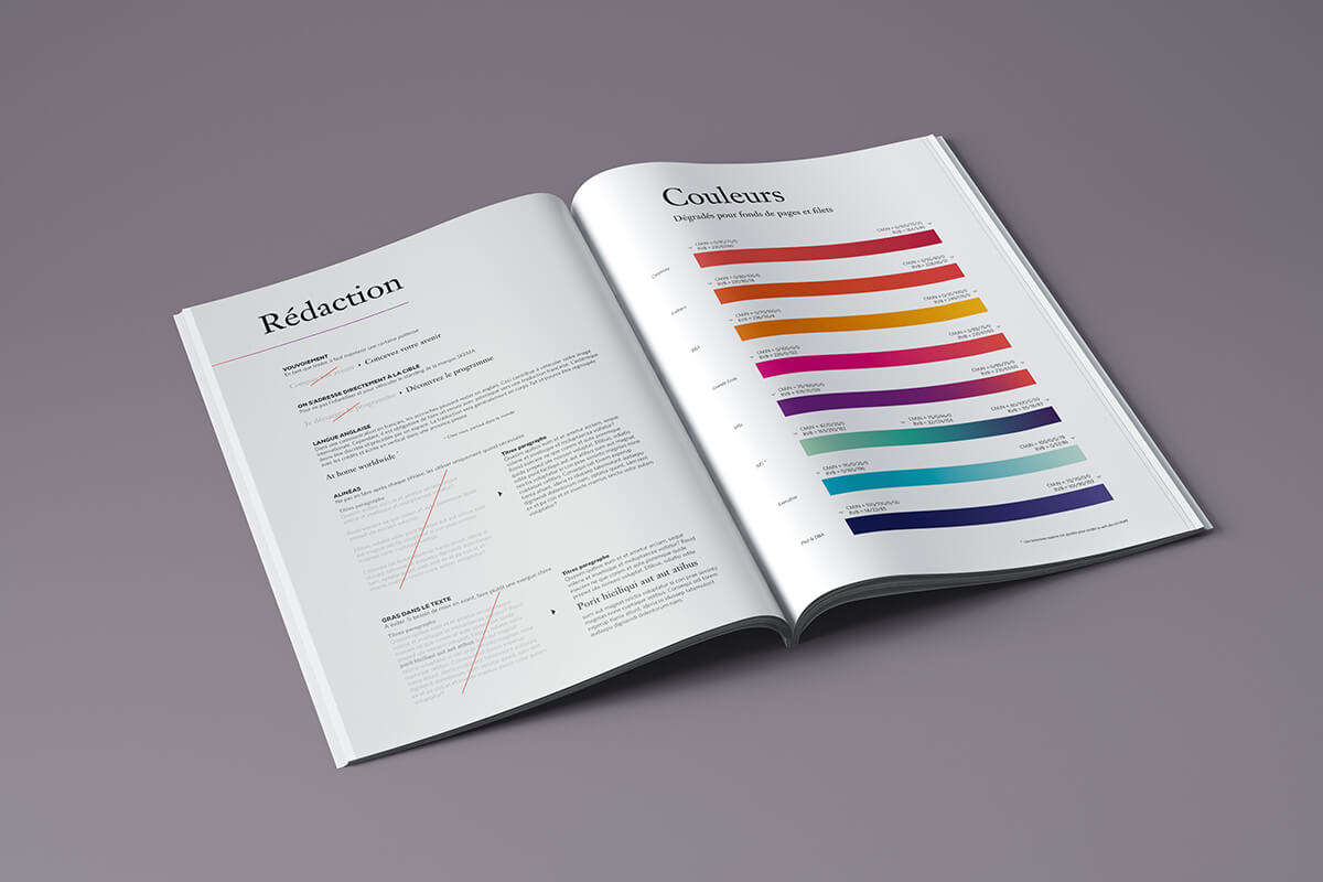 Un magazine ouvert sur une surface grise présente un texte en français sur la page de gauche et un diagramme horizontal coloré intitulé "Couleurs" sur la page de droite, illustrant les éléments d'une charte graphique.