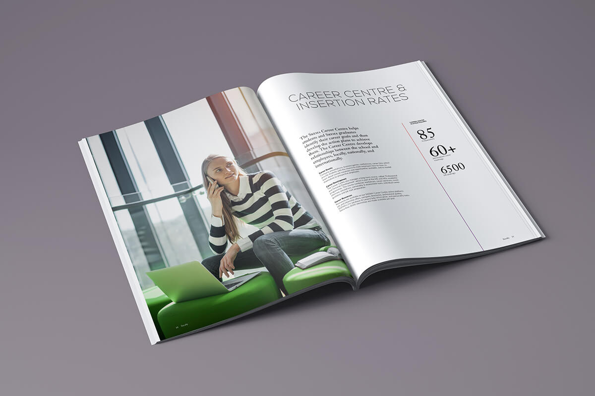 Une édition ouverte du magazine sur une surface grise montre une femme avec un ordinateur portable, parlant au téléphone. La page opposée présente un texte sur les taux d'insertion des centres de carrière, mettant en évidence des chiffres tels que 85, 60+ et 6500.