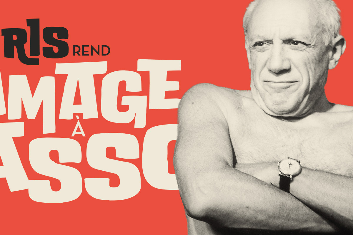 Photo en noir et blanc d'un homme âgé, torse nu, les bras croisés et portant une montre, sur un fond orange uni - un choix intriguant pour la communication événementielle. Il se tient à droite et regarde légèrement à gauche.