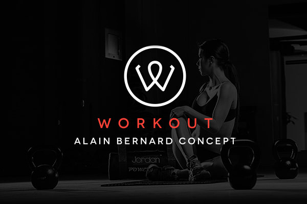 Une femme en tenue d'entraînement est assise sur le sol d'une salle de sport à côté de kettlebells. L'image comporte un logo circulaire "W" au-dessus de "WORKOUT Alain Bernard Concept" en texte gras et moderne, soulignant la forte présence de la marque sur le webmarketing.