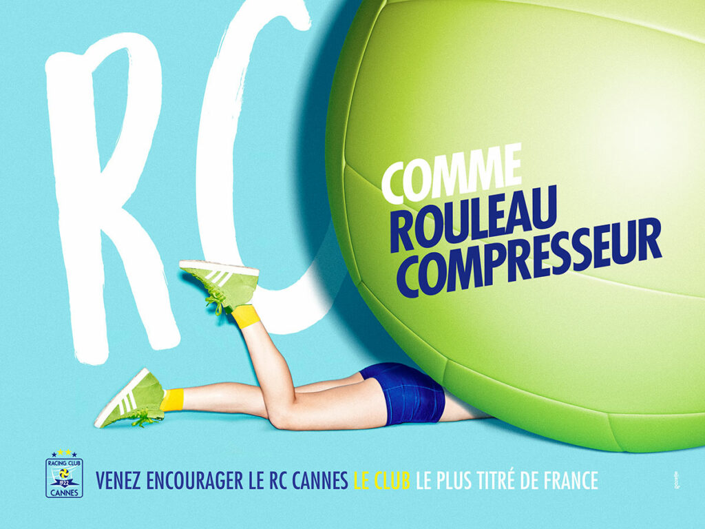 Dans cette publicité créative, une personne en tenue de sport est allongée sur le dos, les jambes en l'air, partiellement recouverte par un ballon de volley-ball vert géant. Le texte en gras indique "Comme Rouleau Compresseur". Le texte du bas fait la promotion de l'équipe de volley-ball du RC Cannes.