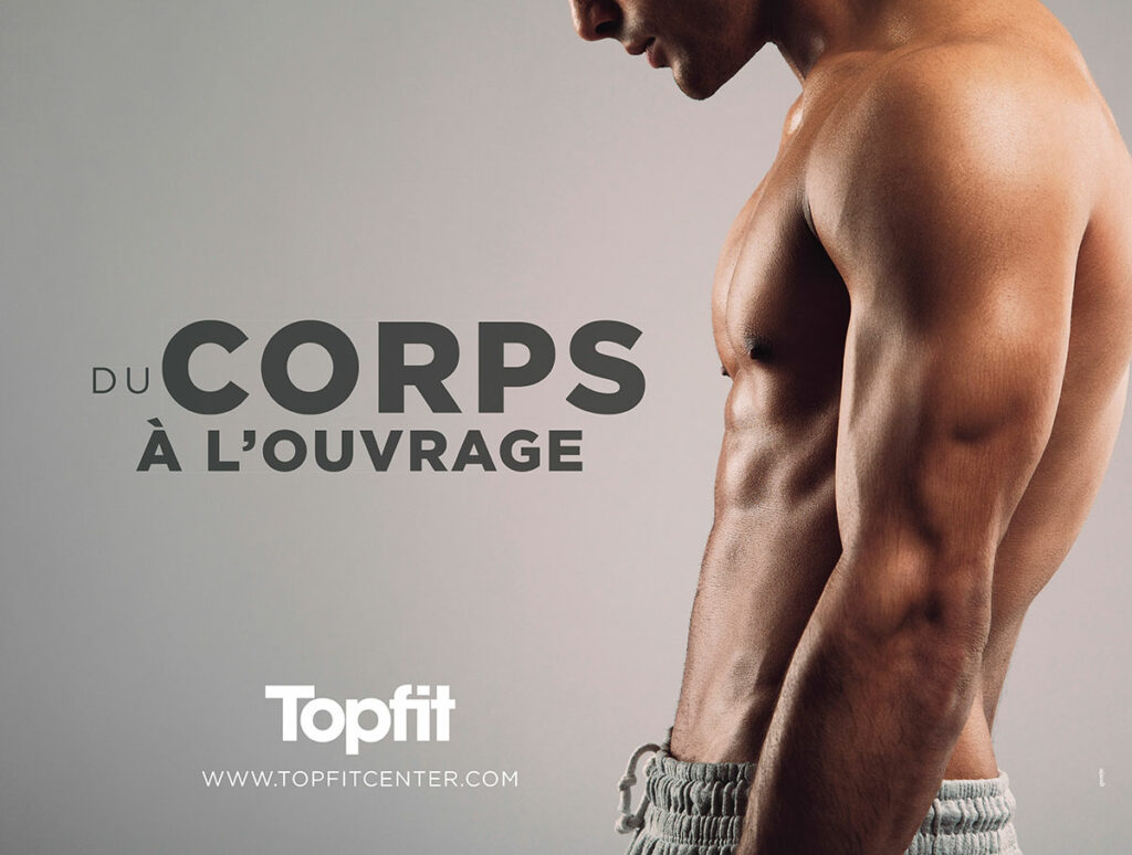 Un homme en forme et torse nu est représenté de profil sur un fond gris avec le texte français "Du corps à l'ouvrage". Cette publicité créative comporte le logo et le site Internet de la salle de sport "Topfit" en bas de l'image.