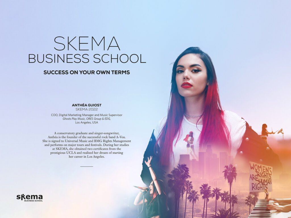 Une jeune femme aux longs cheveux noirs, portant une veste colorée, se tient avec assurance sur un fond dégradé. À côté d'elle, on peut lire "SKEMA Business School : Réussir selon ses propres conditions". Des manifestants et des palmiers laissent présager une scène de création pub inspirante en contrebas.