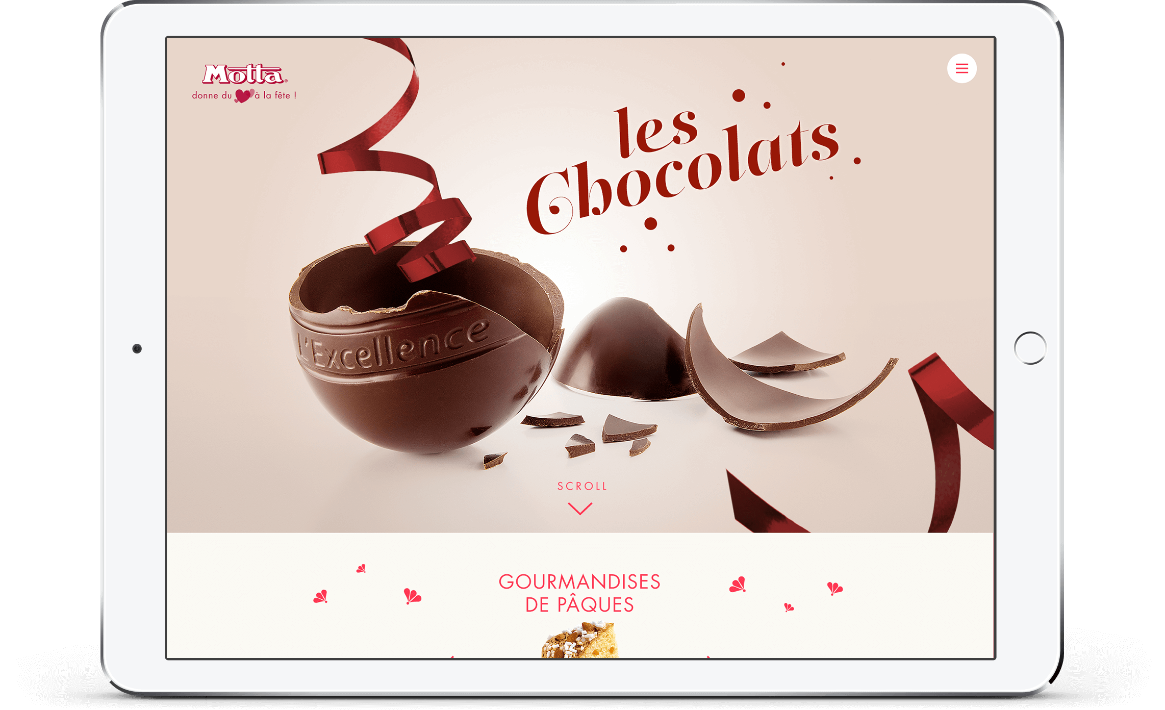 Un écran de tablette présente un site internet de création mettant en scène un site web avec un œuf en chocolat cassé et des rubans rouges. Le texte indique « les Chocolats » dans une police élégante. Le site, dont le thème est le chocolat, comprend une section intitulée « Gourmandises de Pâques ».