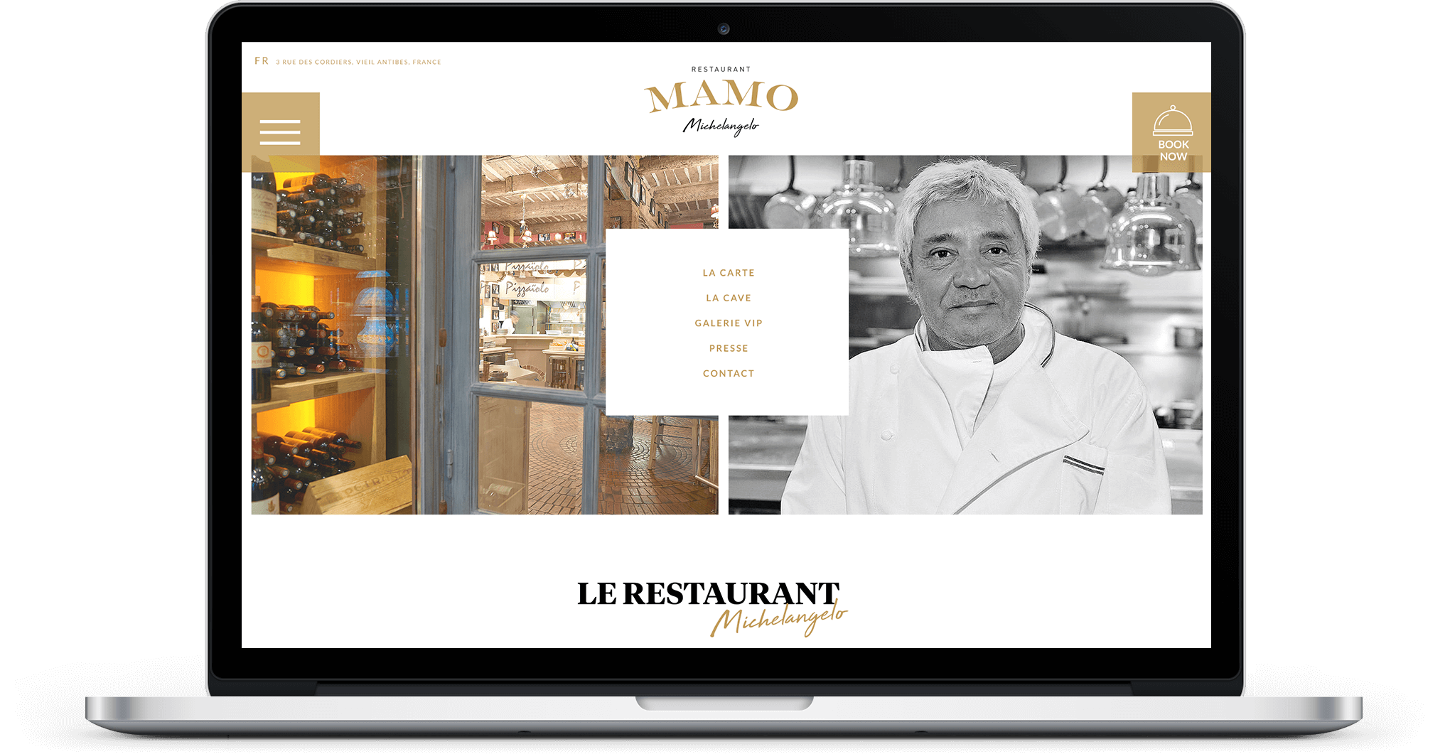Un écran d'ordinateur portable présente un site internet de création pour un restaurant, avec à droite un chef en blouse blanche et à gauche une cave à vin. Le site affiche élégamment des liens de navigation et le logo "Mamo Michelangelo".