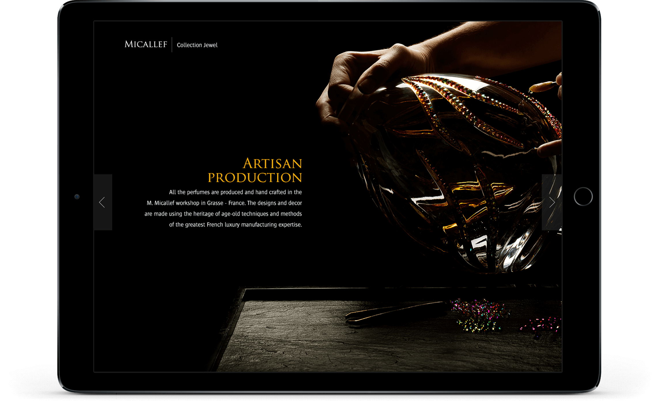 L'écran d'une tablette affiche une photo de mains travaillant sur un objet en verre orné de détails en or. Le texte de gauche indique "Production artisanale" et décrit le travail à la main dans l'atelier de M. Micallef à Grasse, en France, pour un site de création en ligne.