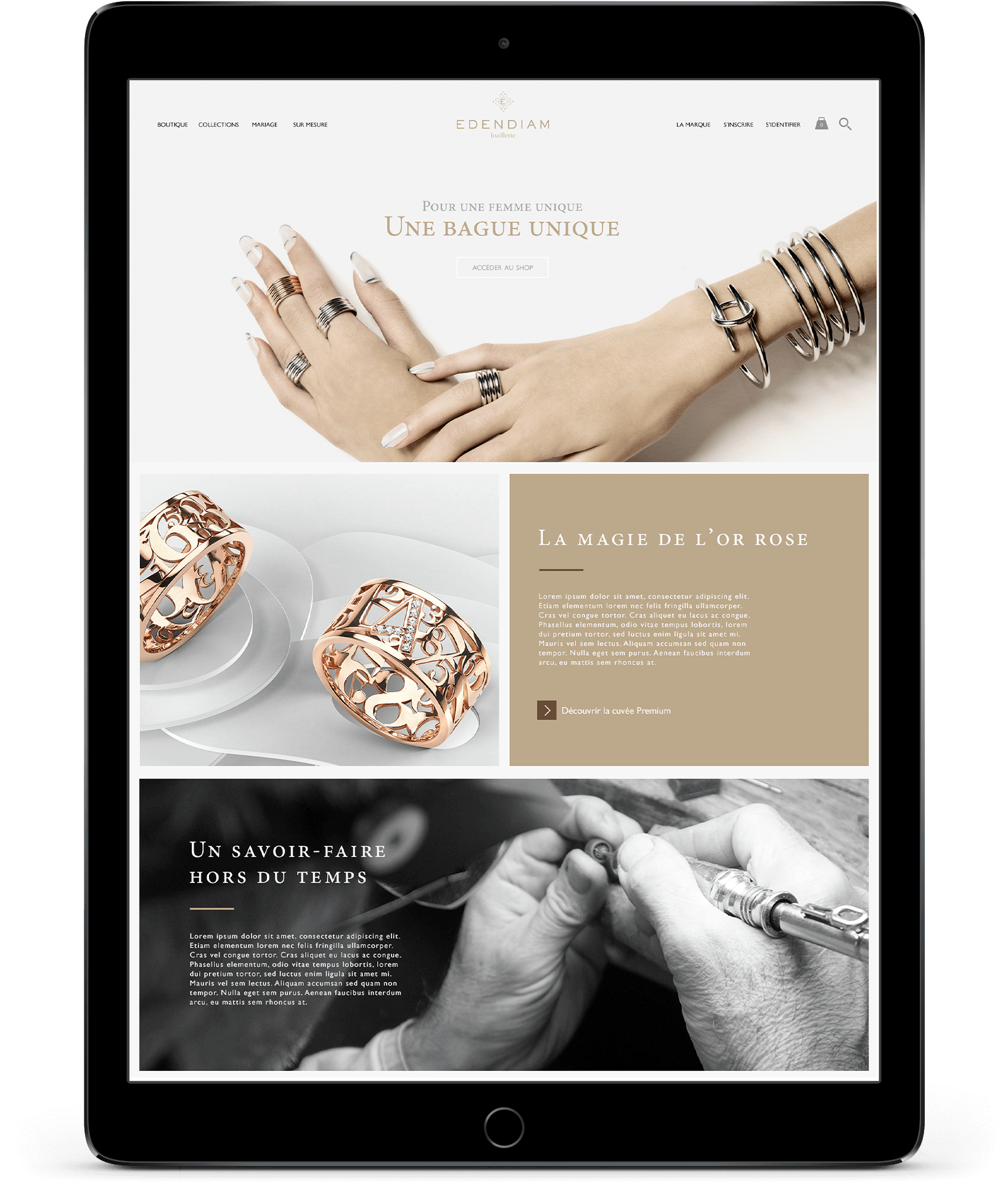 Une tablette présente un site de création de bijoux sur internet, avec des mains ornées de bagues et de bracelets, des gros plans de pièces en or rose et un artisan travaillant à la main, le tout accompagné d'un texte élégant et d'un design minimaliste.