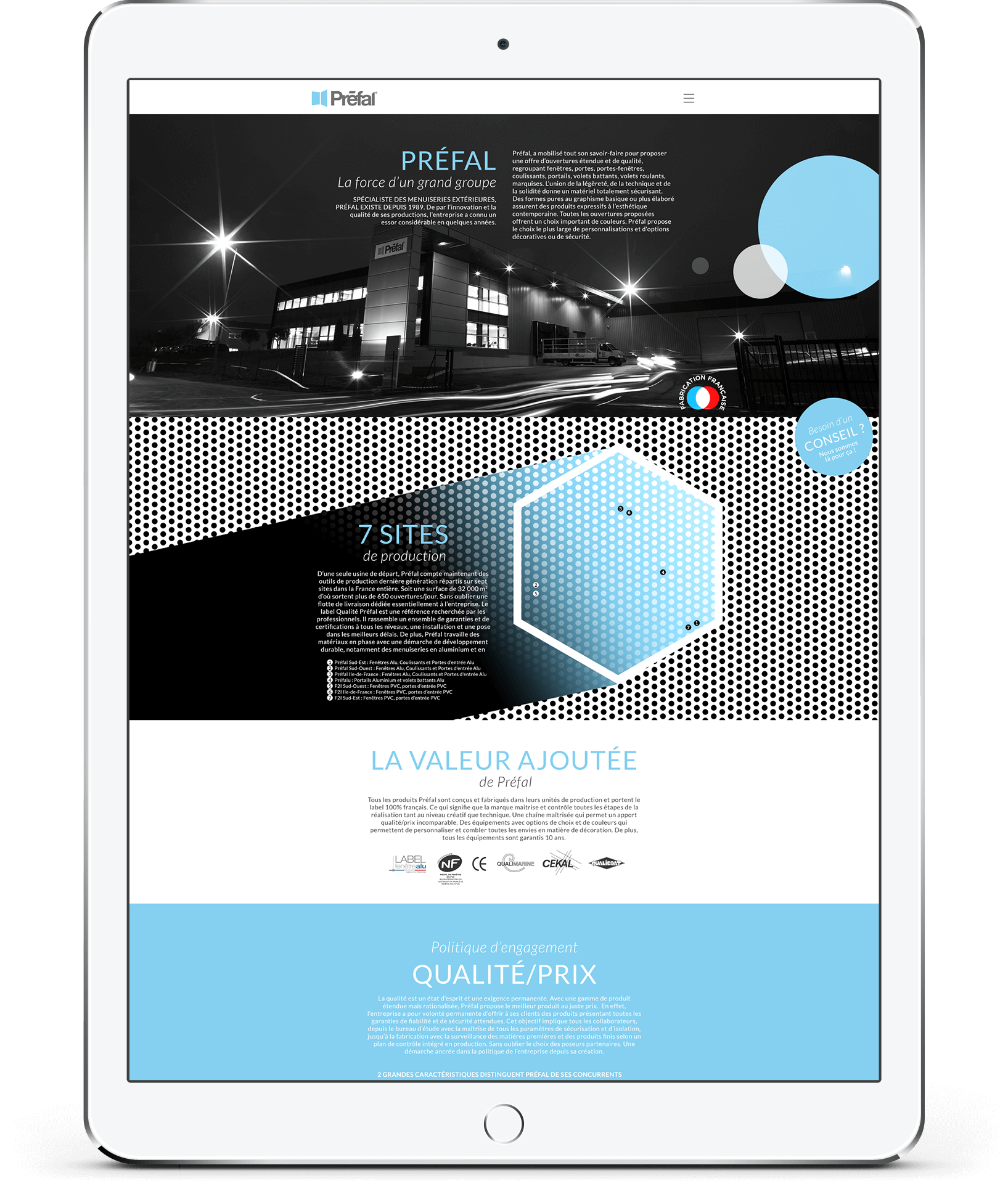 Une tablette présentant un site Internet pour Préfál présente une photo saisissante d'un bâtiment industriel monochrome en haut. Des motifs hexagonaux bleus et du texte français mettent en valeur les sites de production et les propositions de valeur, illustrant l'art de la création de sites Internet.