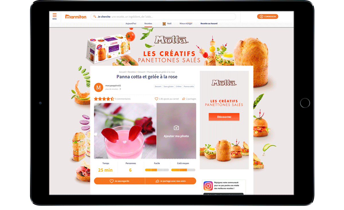 Capture d'écran d'un site web de recettes sur une tablette affichant une recette de panna cotta et de gelée de roses, inspirée des saveurs de la SEA, avec des images du dessert et des panettones de la marque Motta autour de la page. Les détails de la recette et le temps de cuisson sont visibles.
