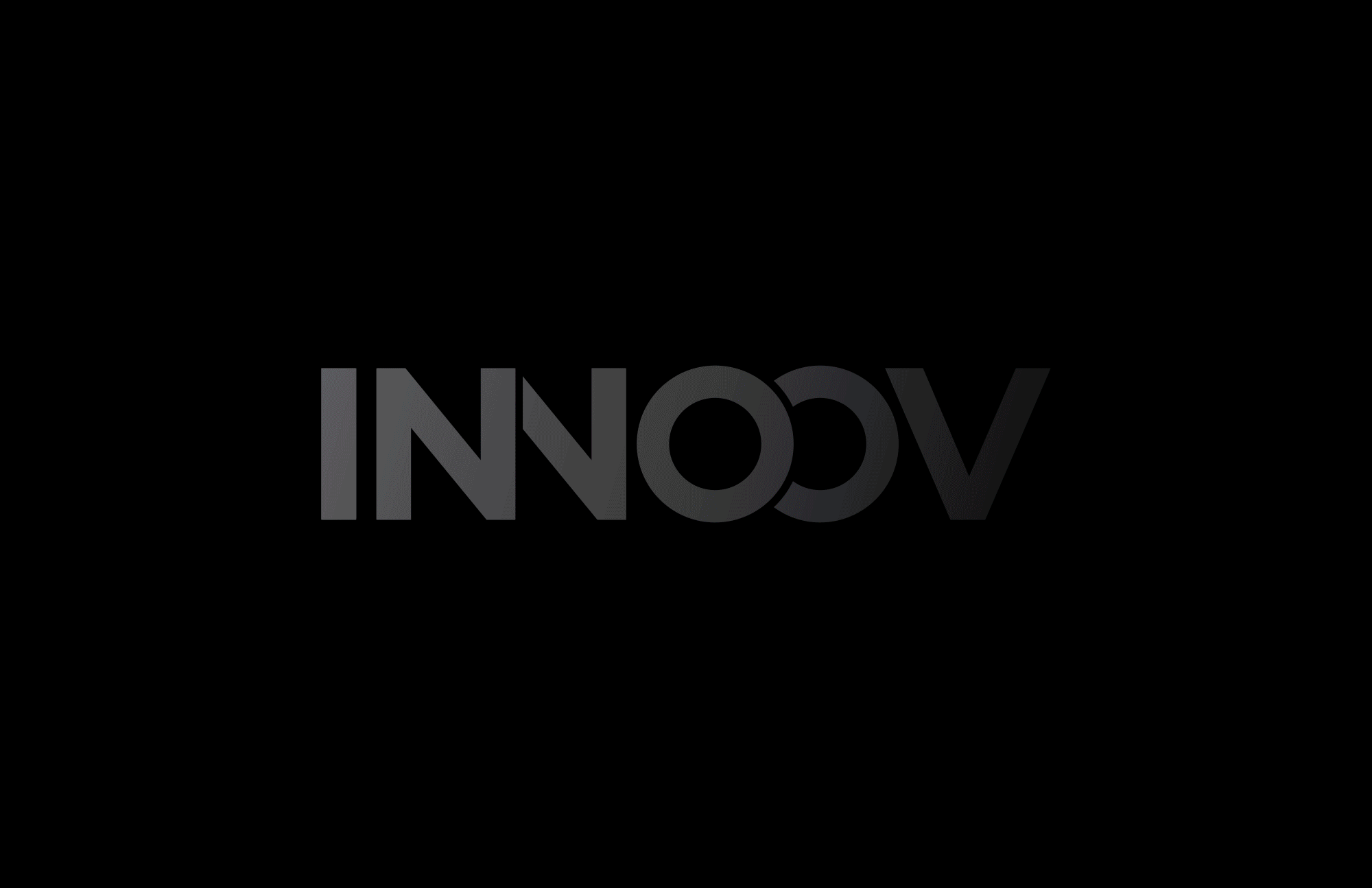 L'image affiche le mot "INNOOV" en lettres grises foncées sur fond noir, le double "O" étant relié par un effet de dégradé - un design moderne et minimaliste reflétant une agence de communication b2b élégante.