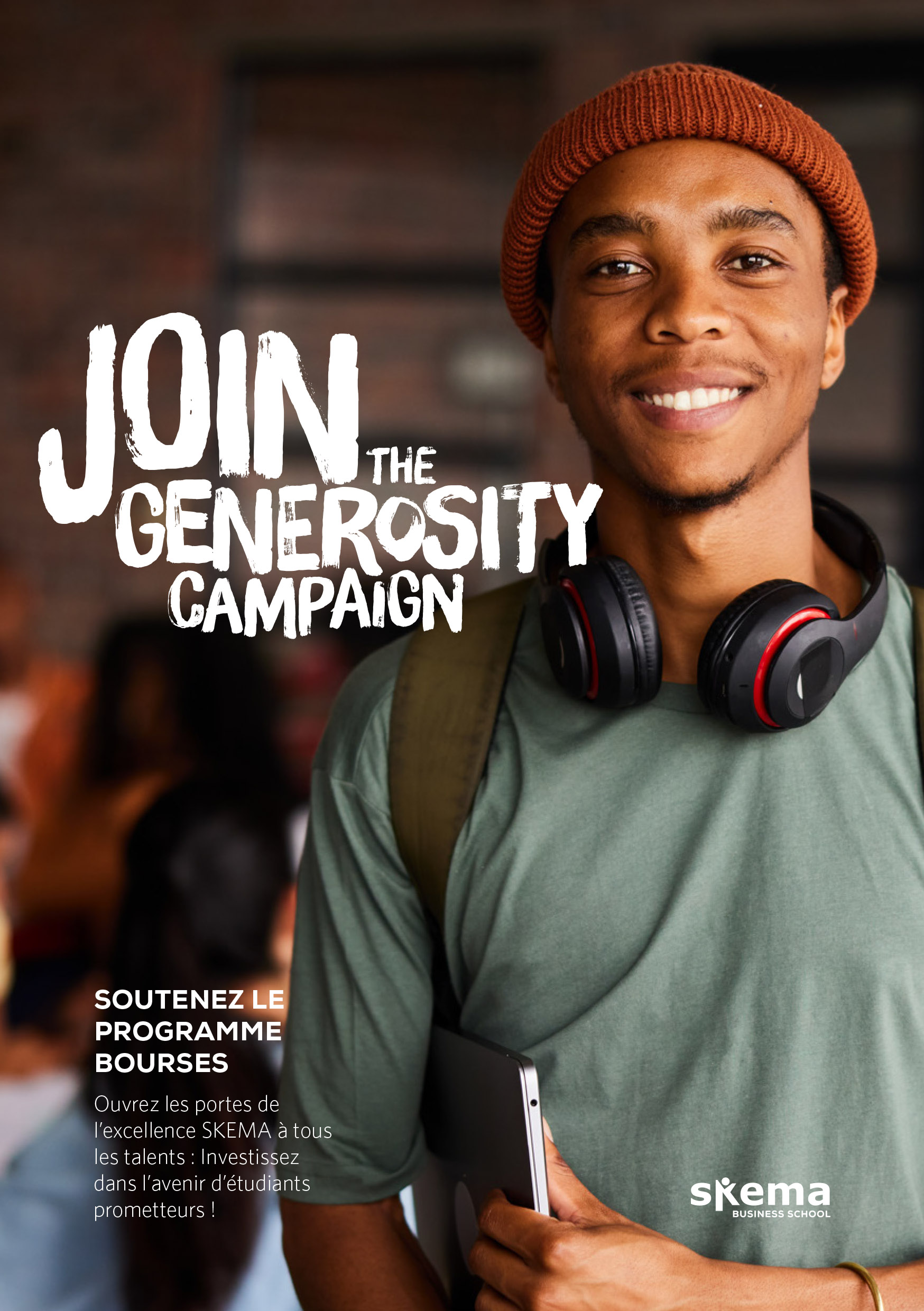 Un jeune homme souriant portant un bonnet marron, un T-shirt vert et des écouteurs autour du cou tient un carnet de notes. Le texte indique "Rejoignez la campagne de générosité" et promeut le soutien au programme de bourses SKEMA par le biais de Communication mécénat.